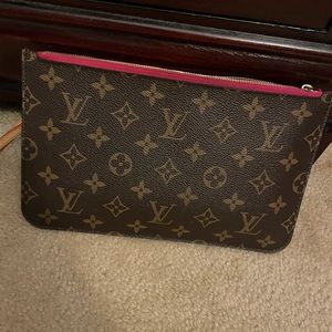 AUTHENTIC Like new Louis Vuitton NF pouch